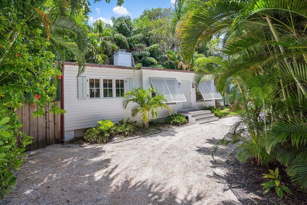 Photo of 918 NE 5th Street, Delray Beach, FL 33483 (MLS # R11124524)