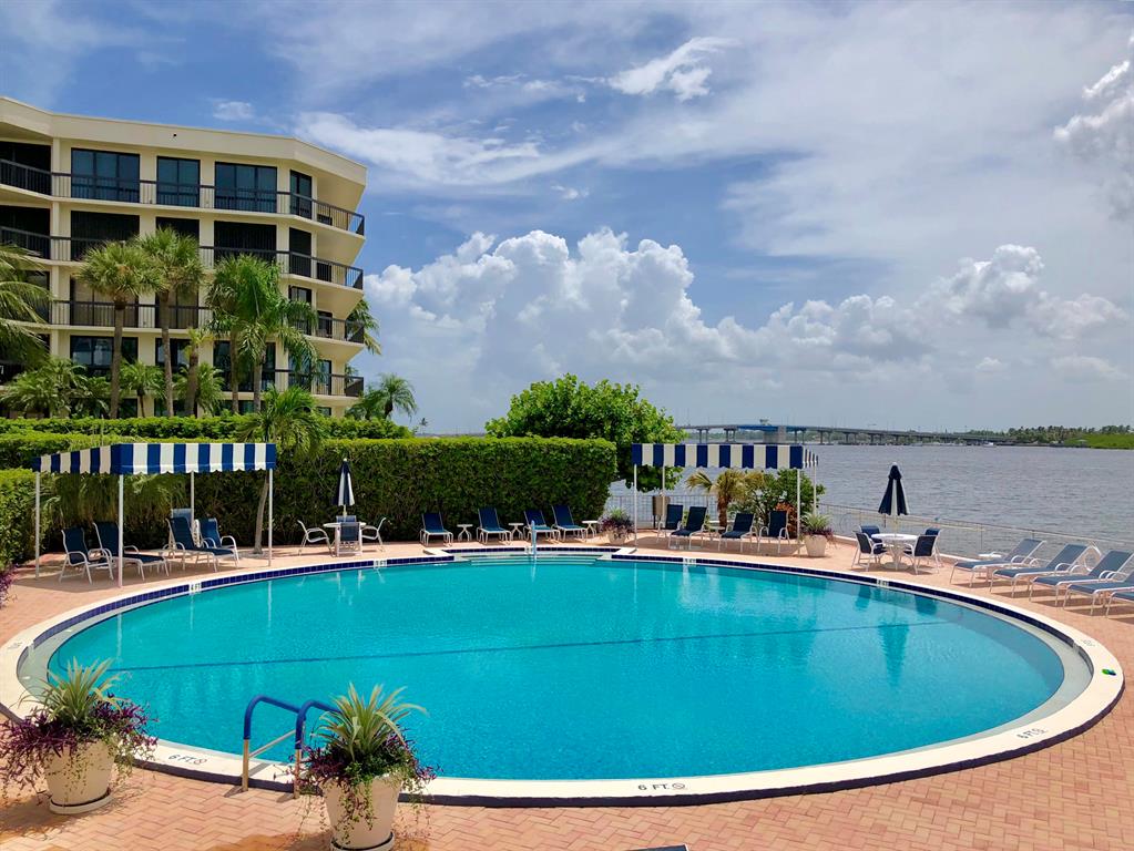 CARLYLE HOUSE CONDO - Residential