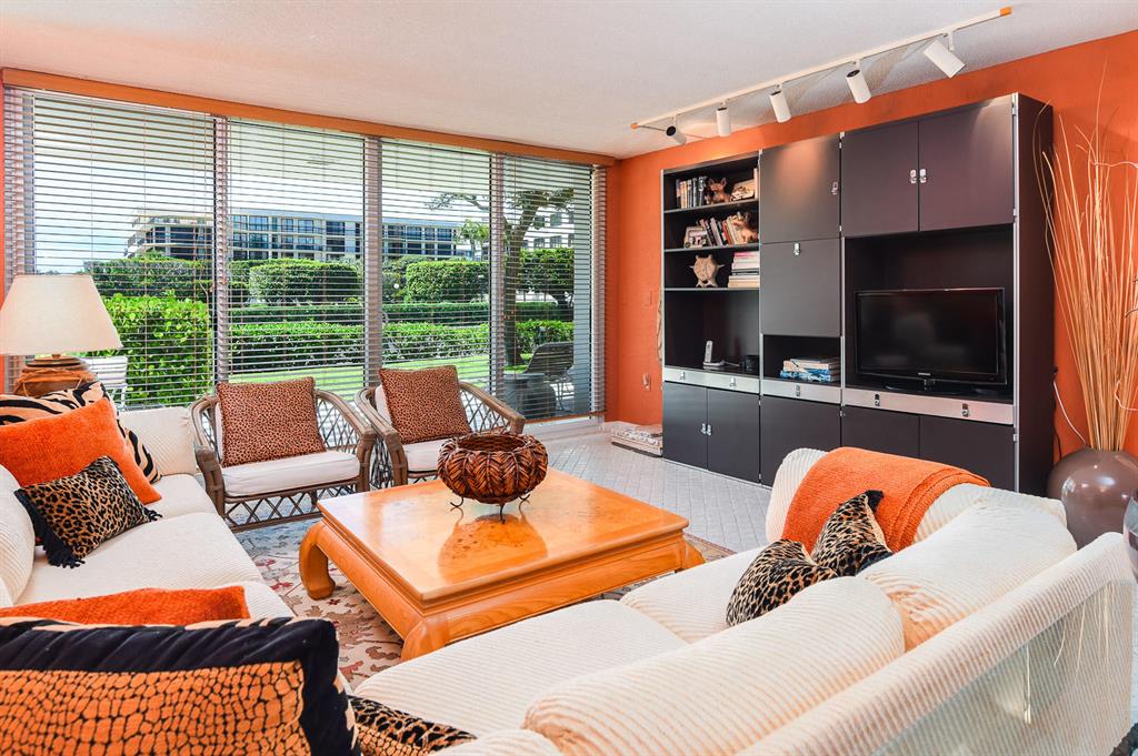 CARLYLE HOUSE CONDO - Residential