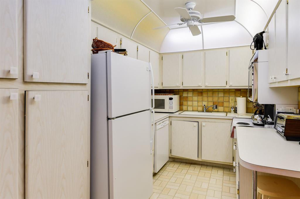 CARLYLE HOUSE CONDO - Residential