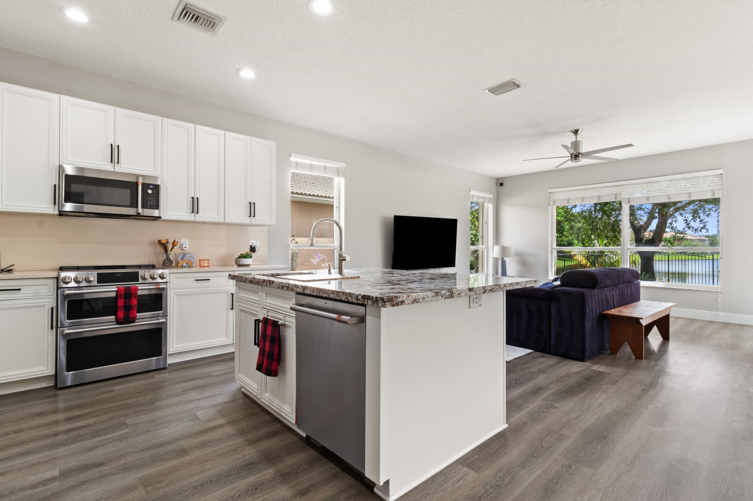 WELLINGTON SHORES - ORANGE GROVE EST - Residential