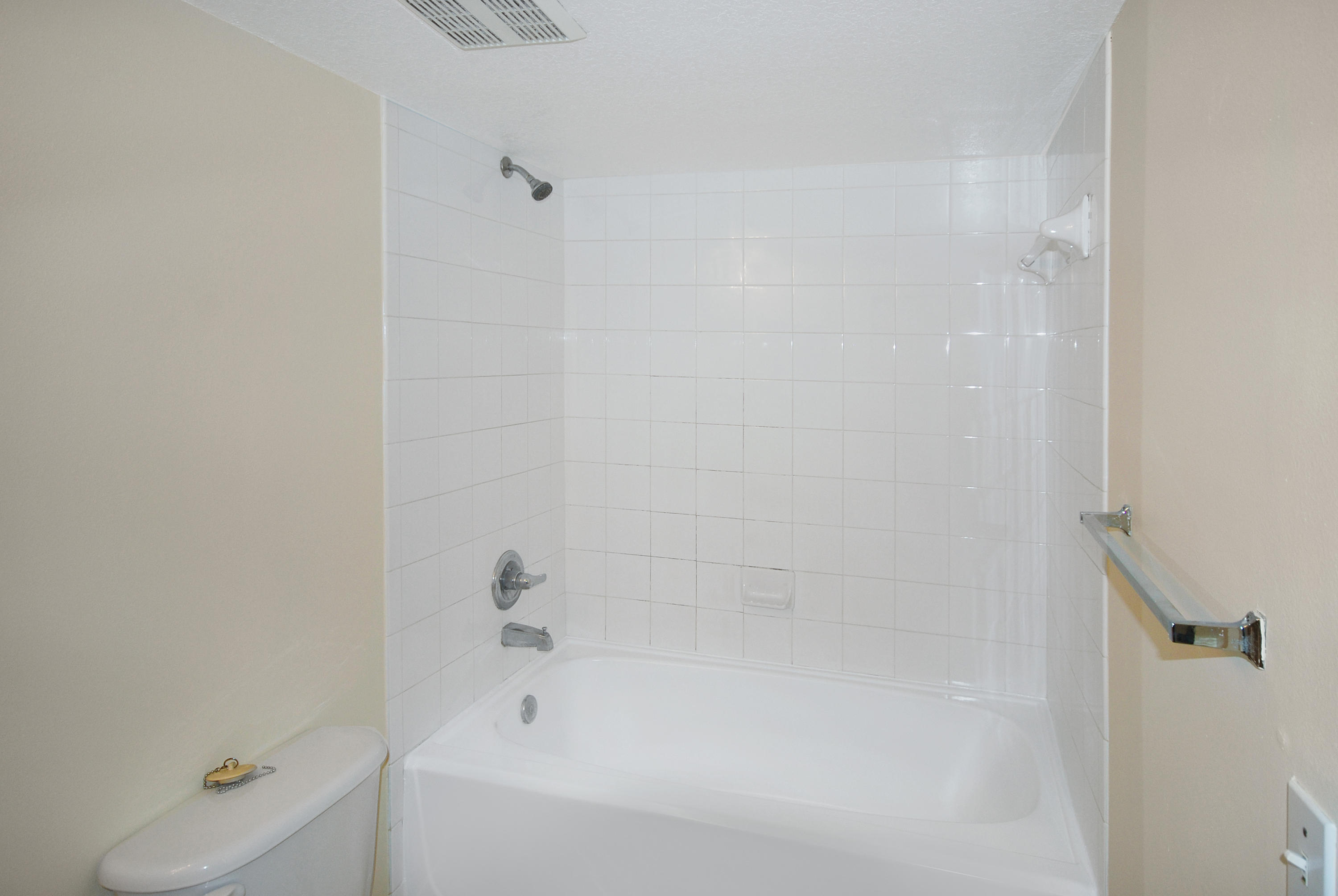 EMERALD ISLE AT LAGUNA LAKES CONDO - Residential Lease