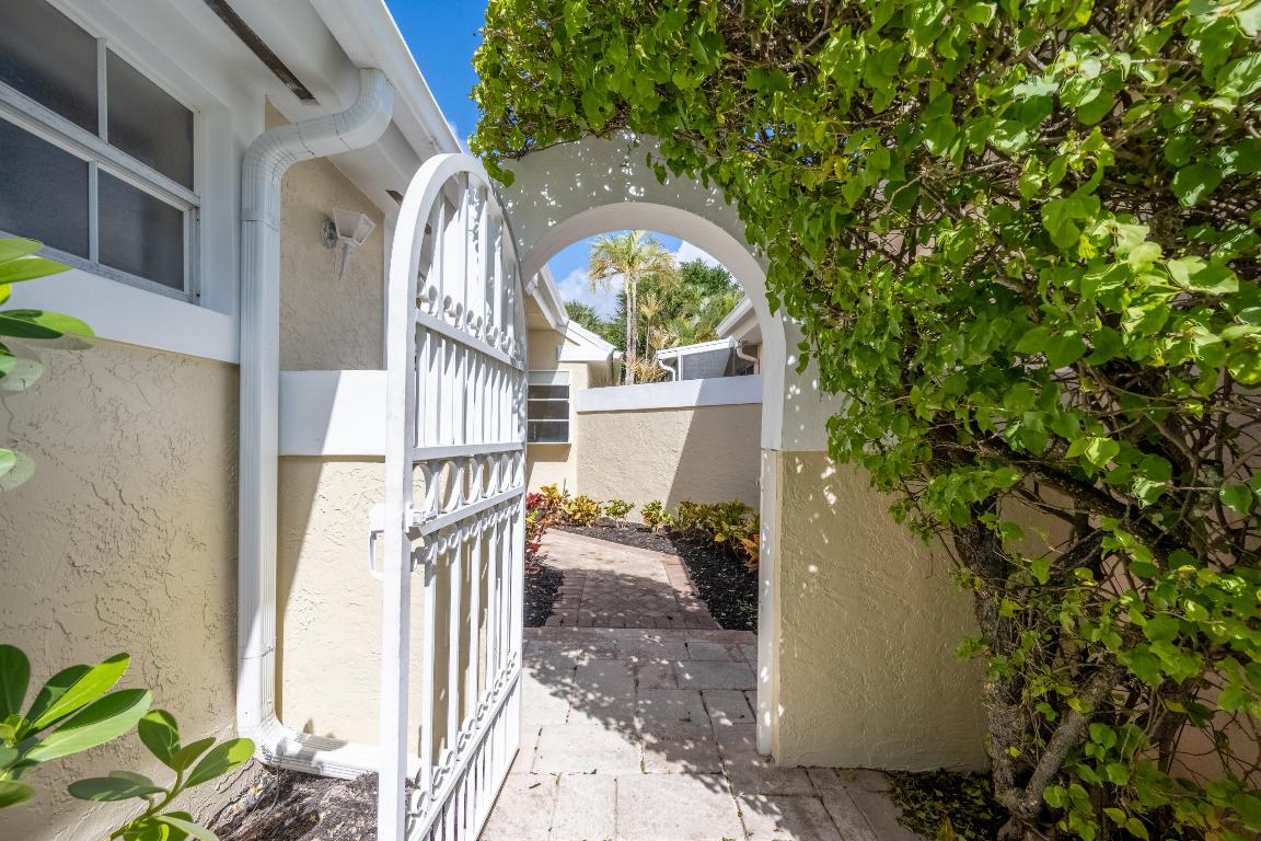 9221 Heathridge Drive