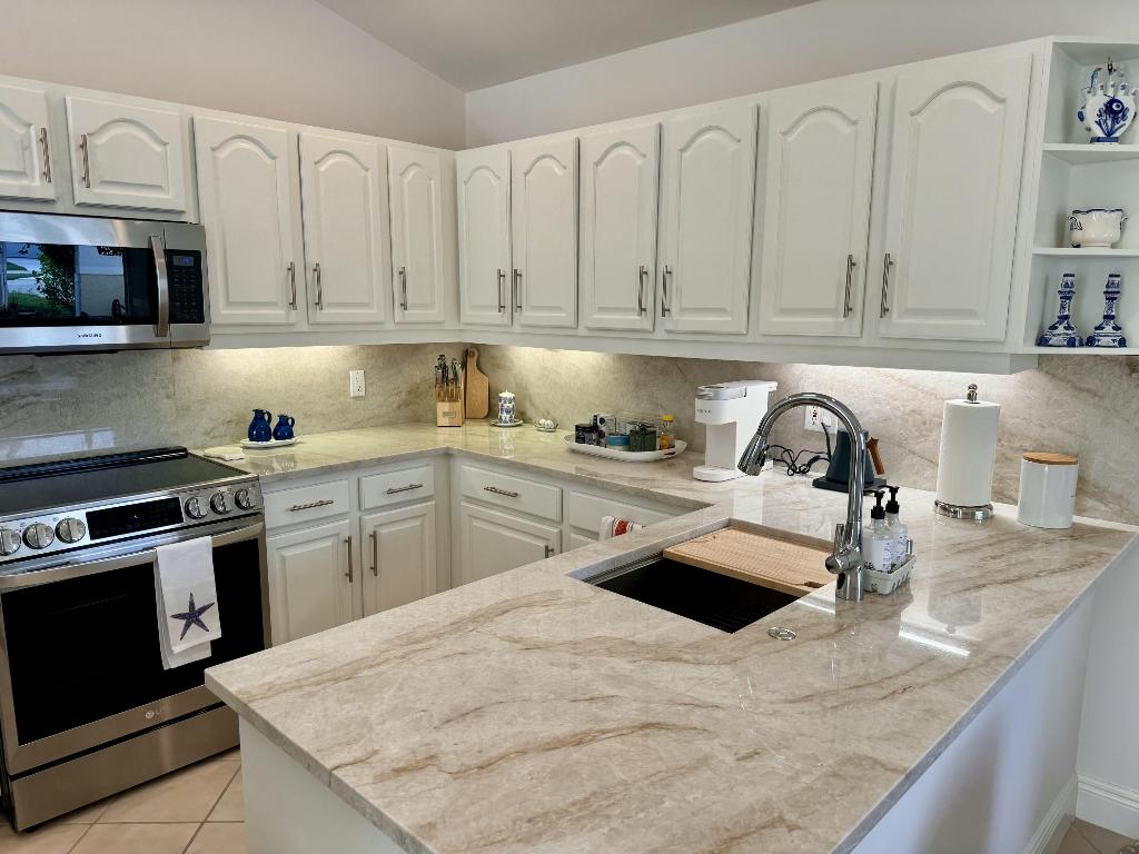 9221 Heathridge Drive