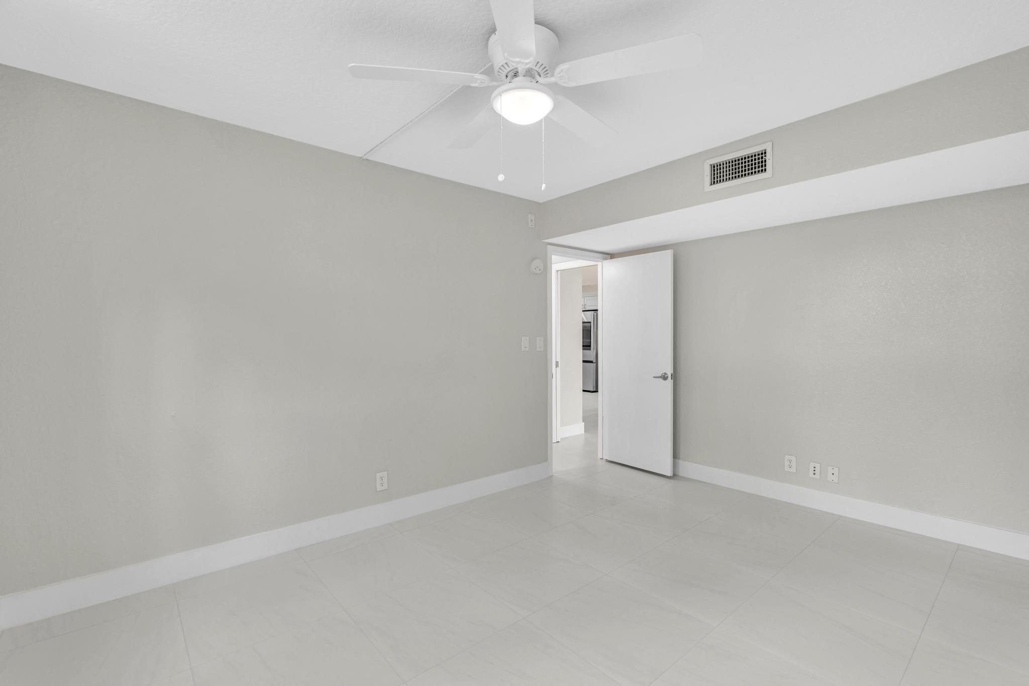 3800 Oaks Clubhouse Dr 201