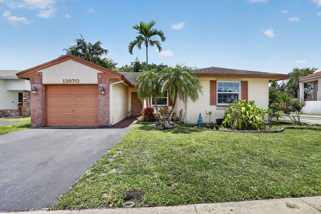 Photo of 13970 Oaklawn Place, Davie, FL 33325 (MLS # B26029407)