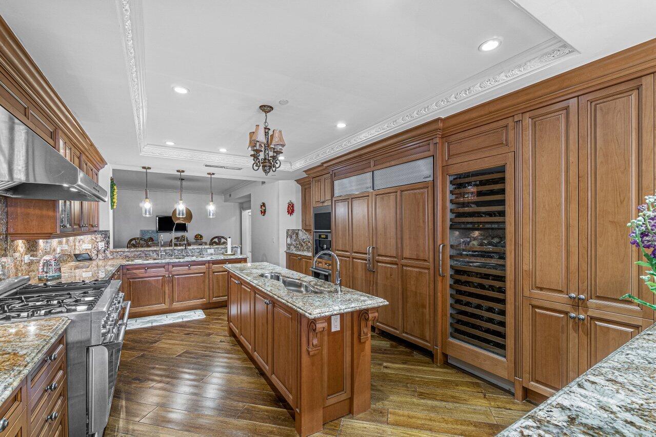 LUXURIA CONDO - Residential