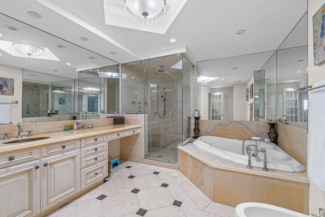 LUXURIA CONDO - Residential