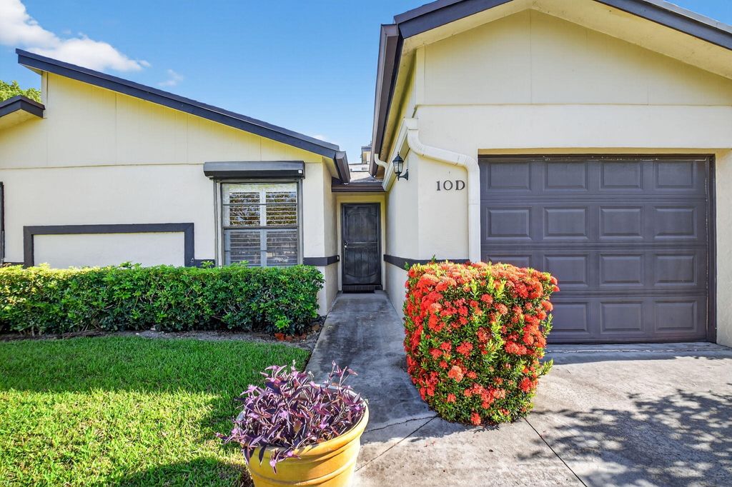 Photo of 10 Ridge Point Drive #D, Boynton Beach, FL 33435 (MLS # R11111838)