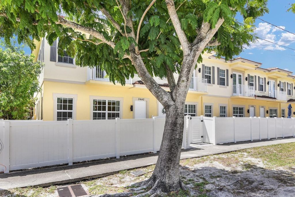 Photo of 3436 NE 15th Avenue, Oakland Park, FL 33334 (MLS # F10513110)