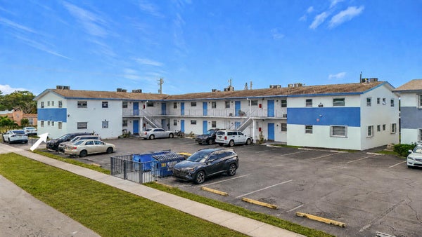 410 W PALM ST APT B8, LANTANA, FL 33462 - Image 5c993889cb36df1bbd2ad10acf4cb66c/2950813697