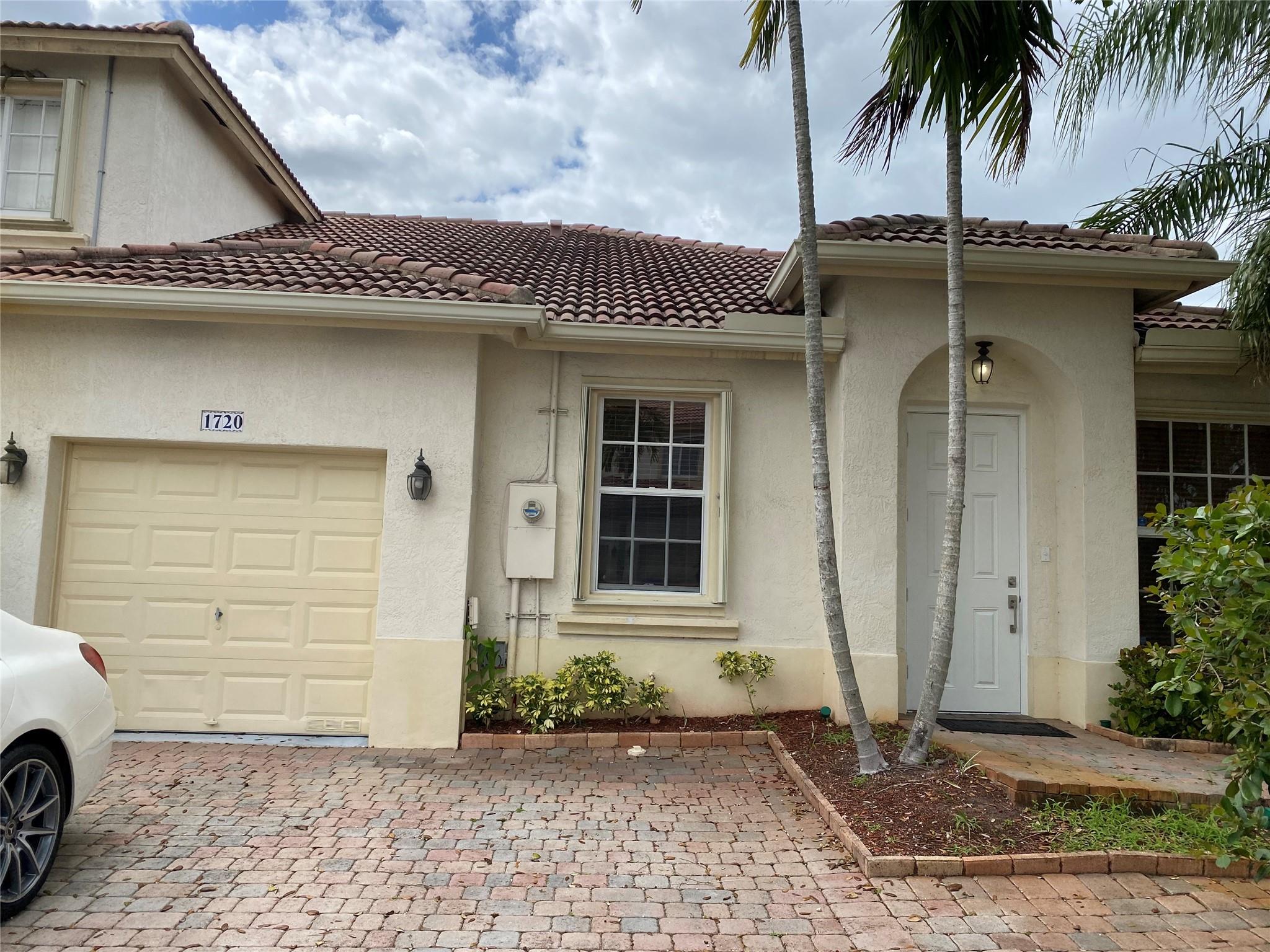 Beautiful 3 bedroom 2 bath Townhouse located in the Resort Style Community of Walnut Creek. Updated with
New appliances, corner unit, tiled floors. Plenty of guest parking, community pool. Background Check and Credit
Report required.