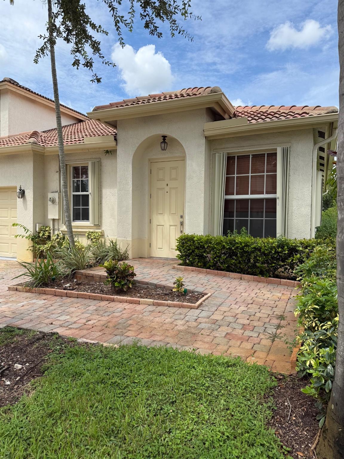 Beautiful 3 bedroom 2 bath Townhouse located in the Resort Style Community of Walnut Creek. Updated with
New appliances, corner unit, tiled floors. Plenty of guest parking, community pool. Background Check and Credit
Report required.