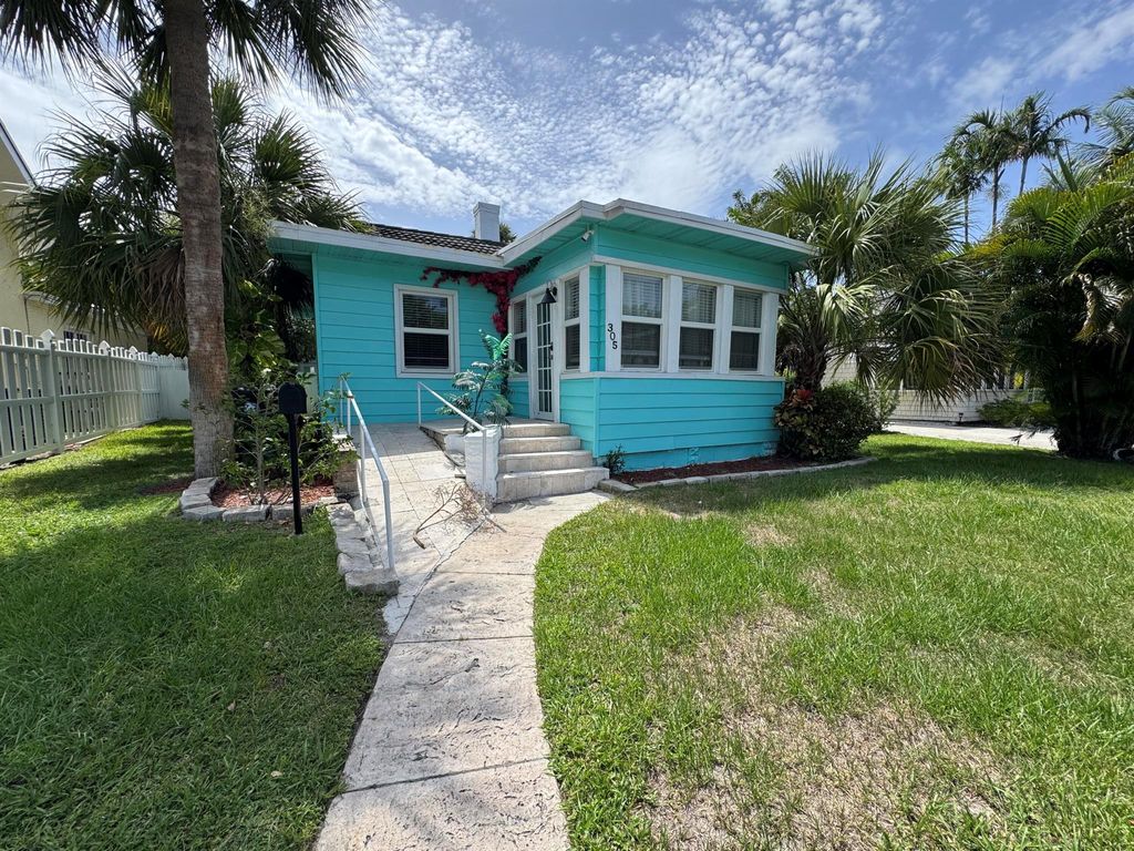 Photo of 305 N Lakeside Drive, Lake Worth Beach, FL 33460 (MLS # R11103775)