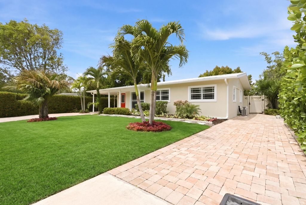 Photo of 1211 Sioux Street, Jupiter, FL 33458 (MLS # B26017735)