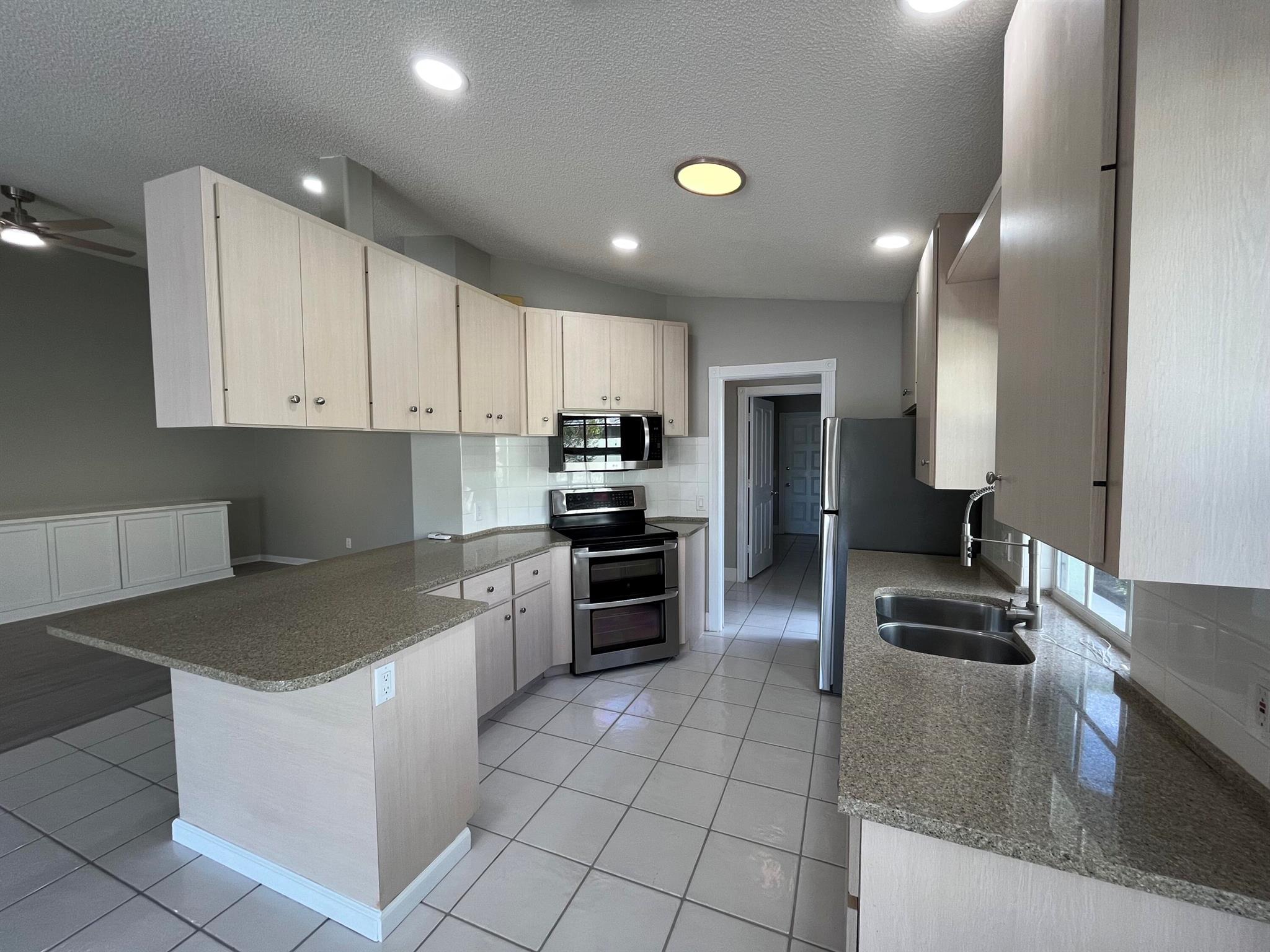 THE MEADOWS AT MARTIN DOW - Residential Lease