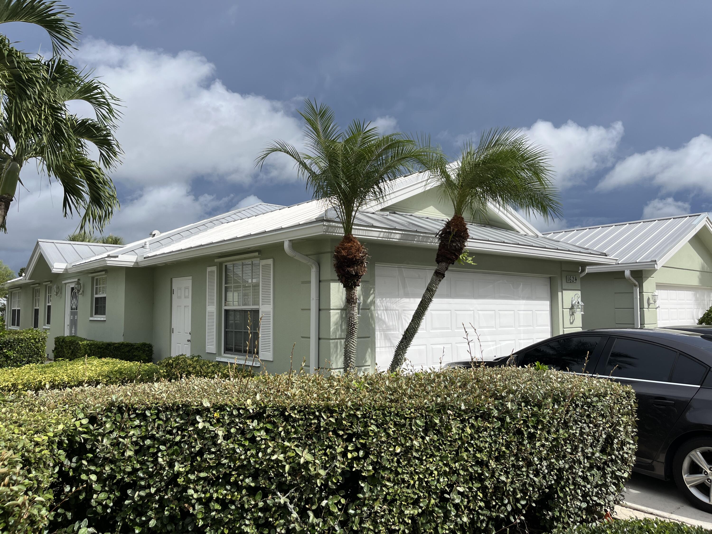 Well maintained 2/2 lakefront villa on quiet street in charming The Meadows at Martin Downs community. Pet friendly, community pool, tennis, playground. Yearly rental only.