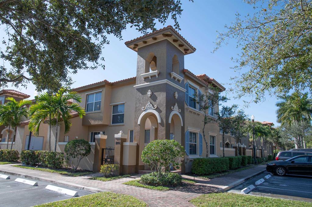 A MUST SEE. Beautiful townhouse in the front first line next to the pool and entrance of the community. Light all the time. Next to Okeechobee Blvd. 15 minutes to Train Station - Tri Rail and Bright Star -, City Place and beautiful West Palm Beaches. Security at front entrance of community. Parking: ONLY 2 Cars
