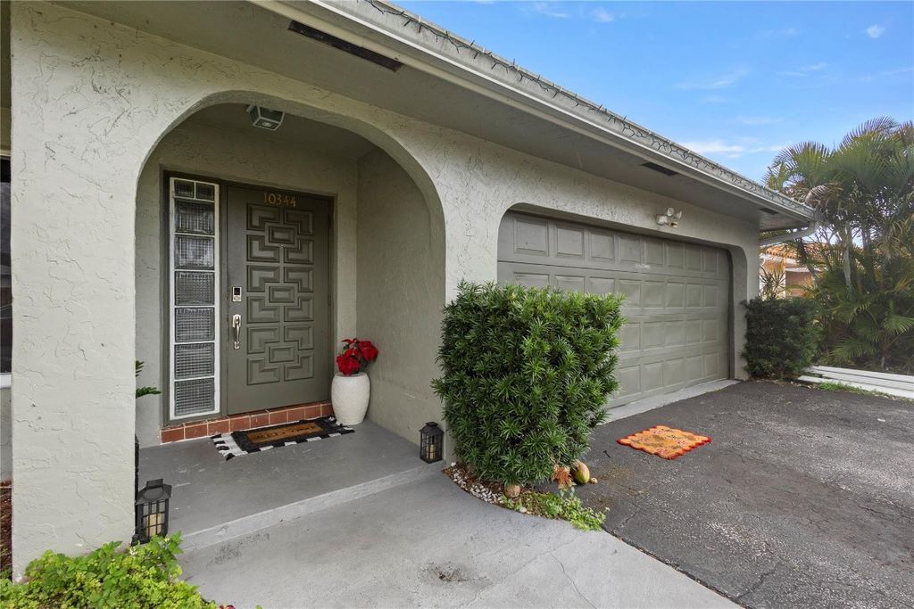 Photo of 10344 Dorchester Drive, Boca Raton, FL 33428 (MLS # F10545702)