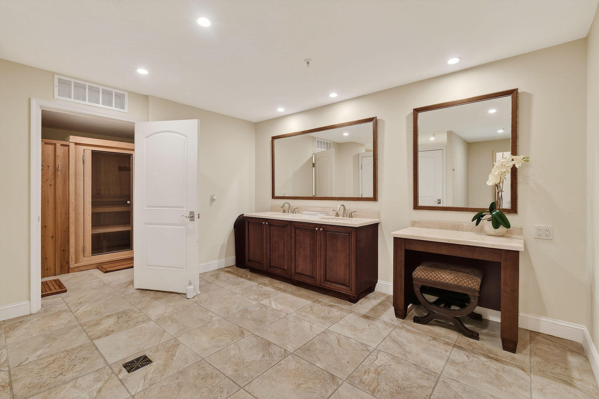 REACHES CONDO - Residential