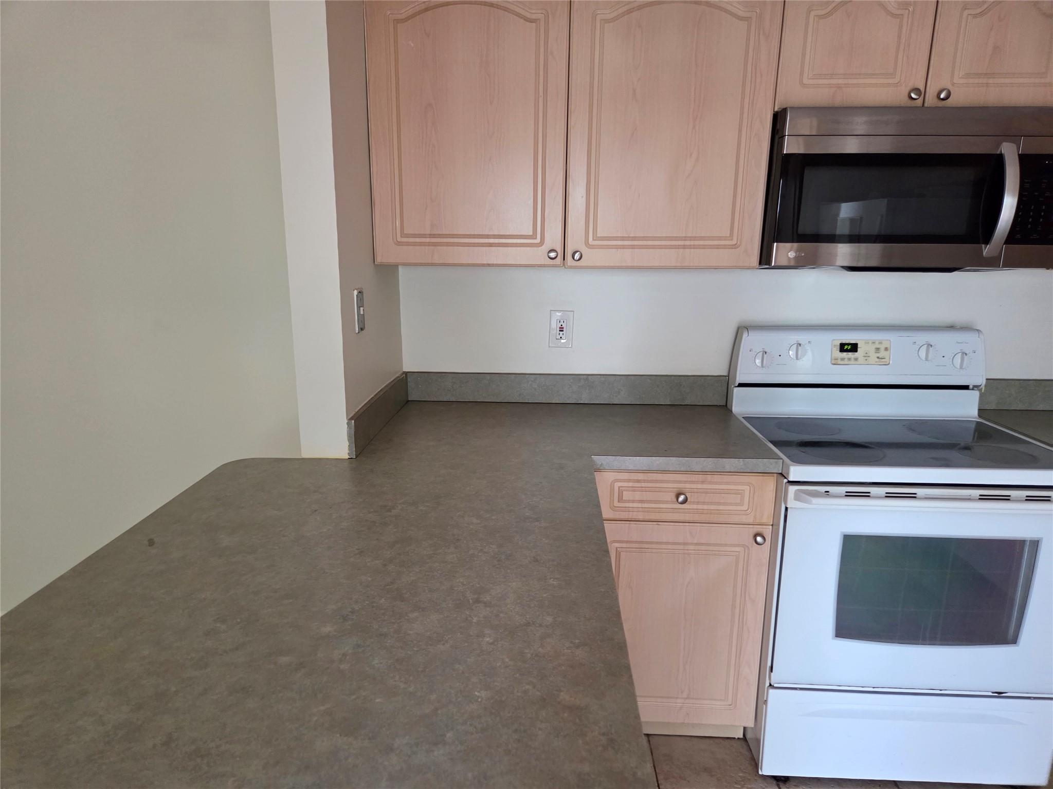 BEAUTIFUL 2 LARGE BERDOOMS, 2 1/2 BATHROOMS TOWNHOUSE THAT CAN BE CONVERTED INTO 3 BEDROOMS 2 1/2 BATHROOMS. LARGE LIVING ROOM, KITCHEN, DINING ROOM. LAUNDRY ROOM IS INSIDE. LARGE MASTER BEDROOM WITH OPEN BALCONY. NICE FENCE YARD. LAMINATE FLOOR UPSTAIRS AND TILE FLOOR DOWNSTAIRS. PLENTY OF STORAGE ROOM. ALL AGES. NICE COMMUNITY LOCATED CLOSED TO THE WELLINGTON CITY HALL AND MAJOR SHOPPING CENTERS. THE ROOF WAS REPLACED IN 2014. THE PROPERTY IS IN GOOD CONDITION READY TO MOVE IN.
HOA'S FEE ALSO COVERS THE ROOF REPAIRS AND REPLACEMENTS, THE EXTERIAL WALLS, LAWN MAINTENANCE..