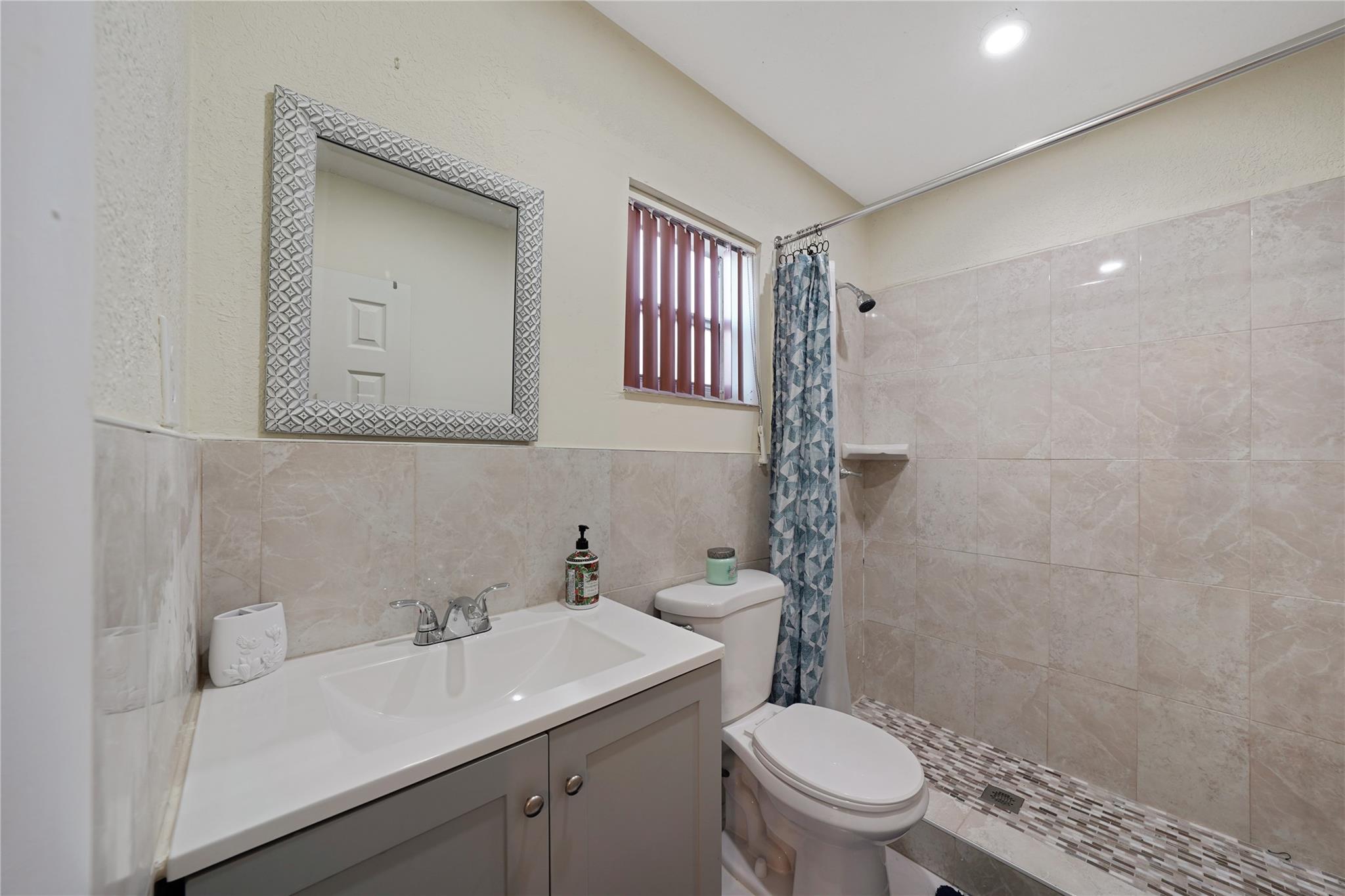 THE KNOLLS - Residential Lease