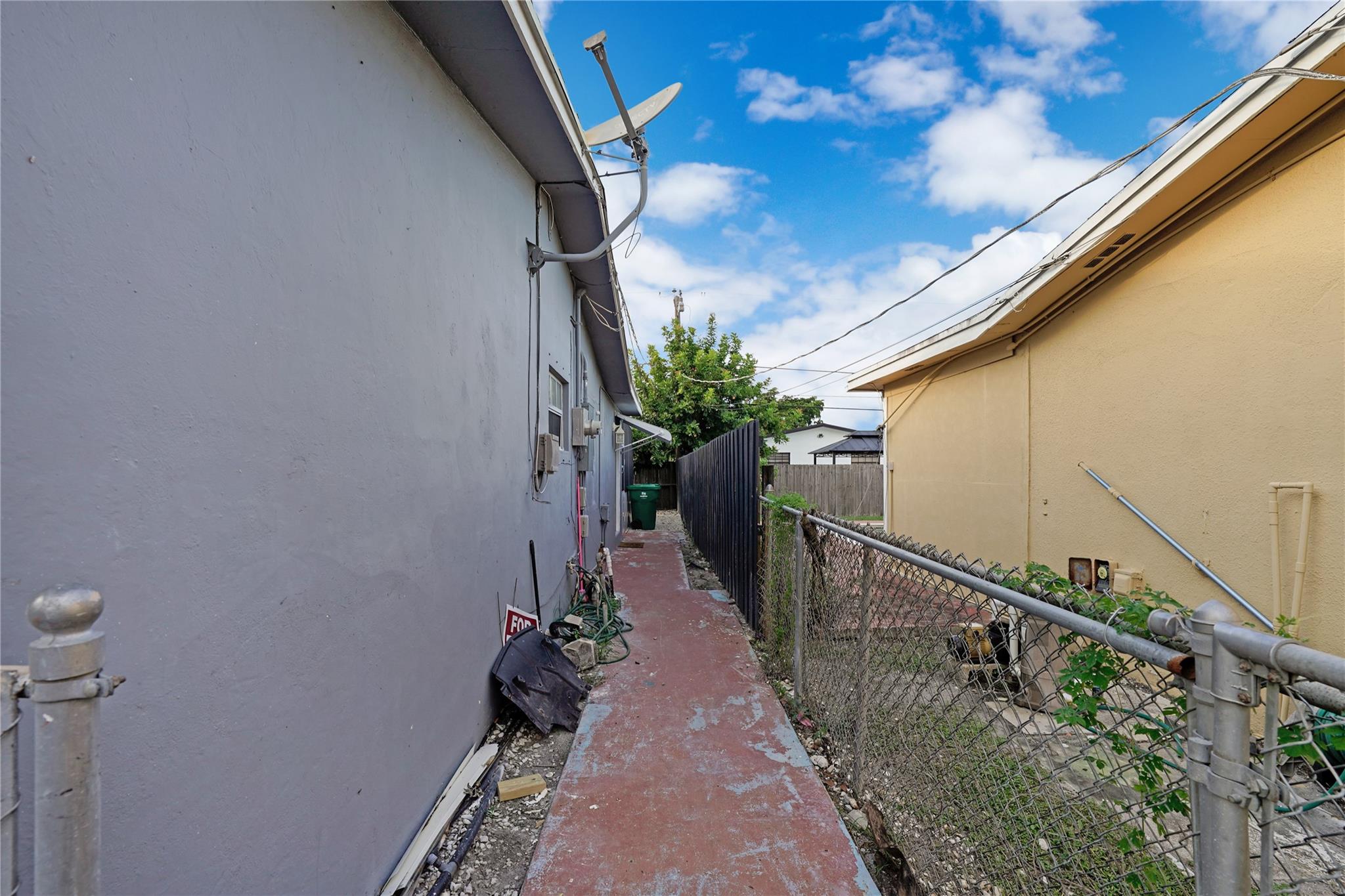 THE KNOLLS - Residential Lease