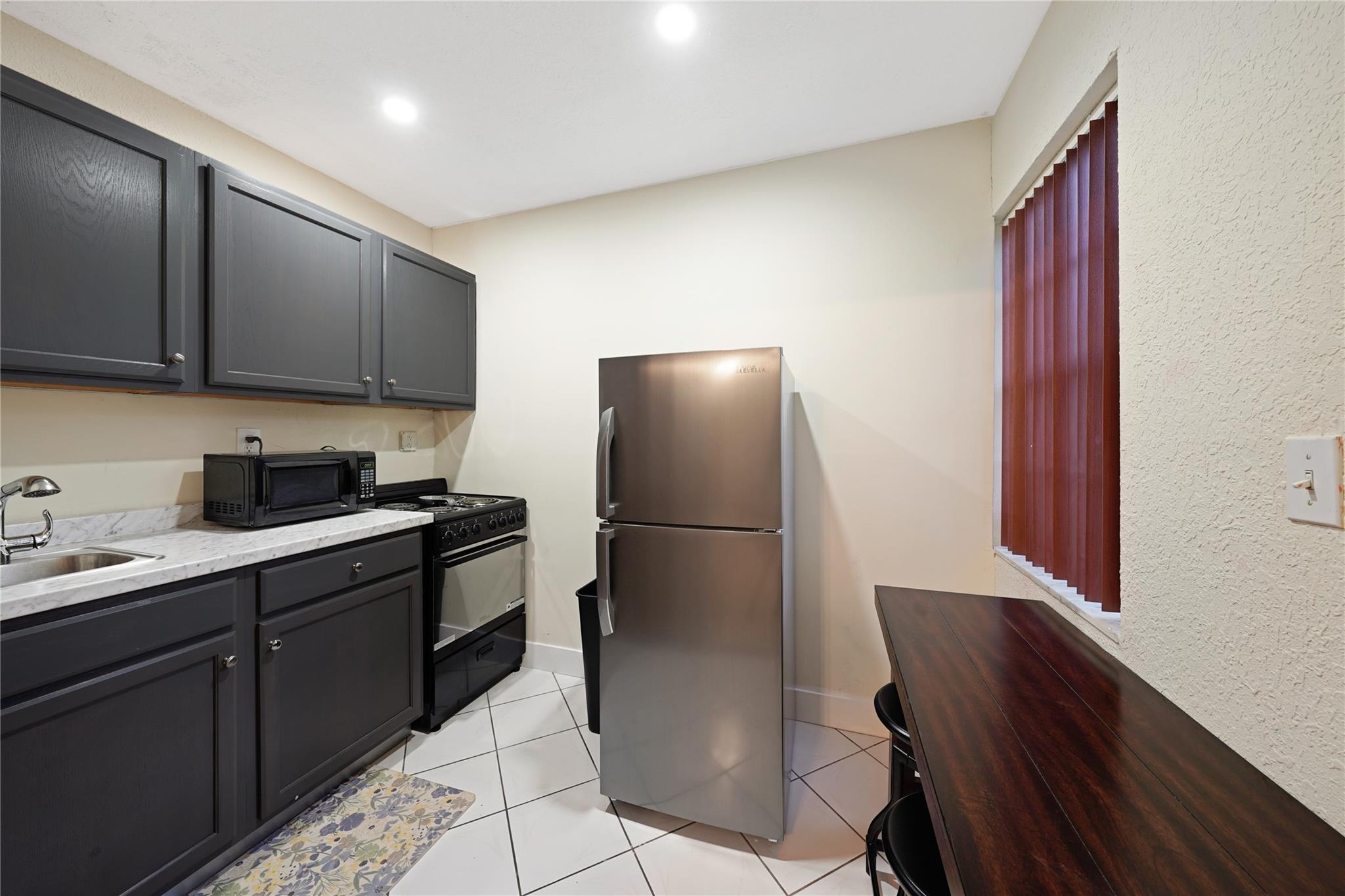 THE KNOLLS - Residential Lease