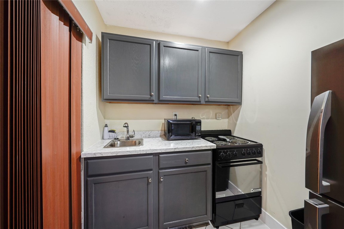 THE KNOLLS - Residential Lease