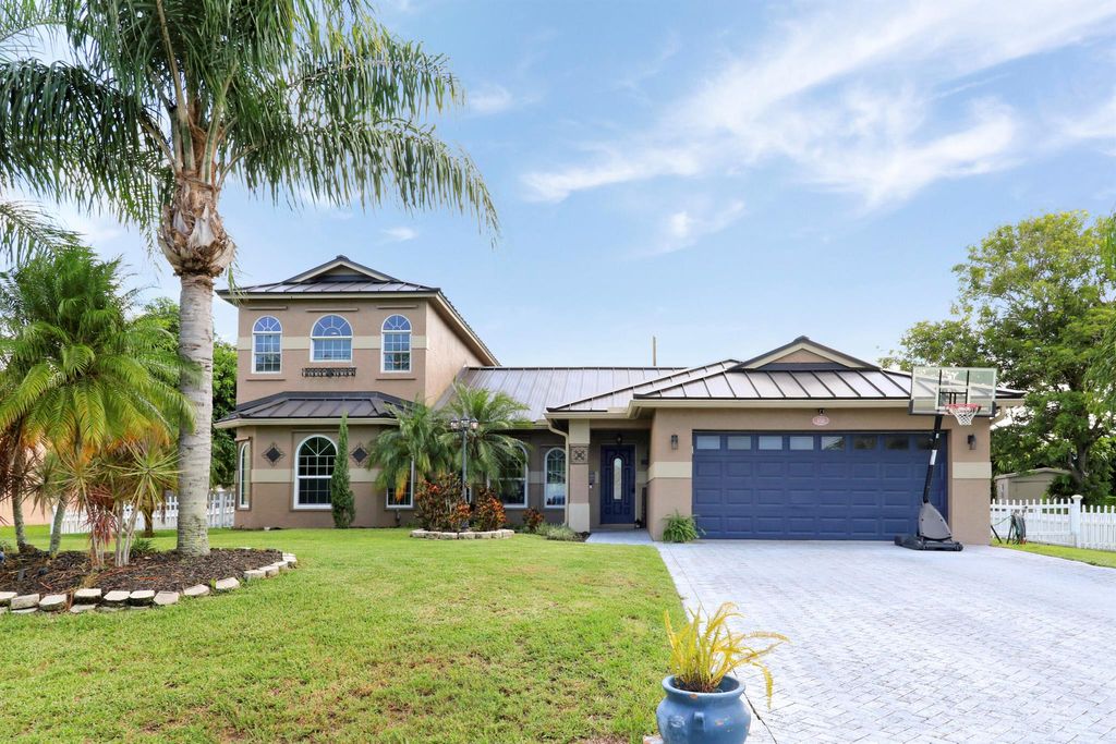 Photo of 552 SW Dauphin Avenue, Port Saint Lucie, FL 34953 (MLS # R11089488)