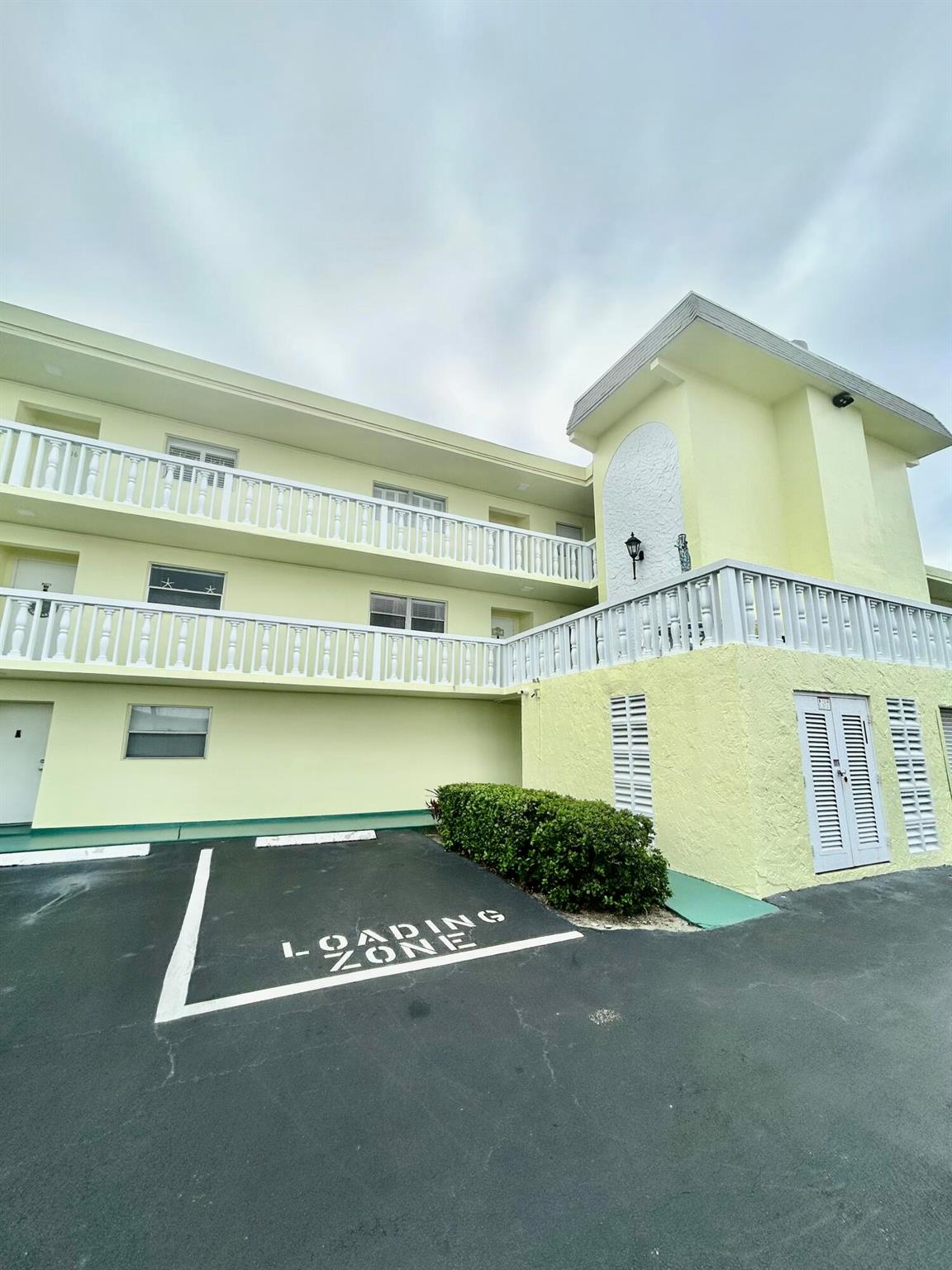 COMPLETELY UPDATED 1 BED 1.5 BATH CONDO READY FOR A NEW TENANT. THIS IS A 55+ COMMUNITY & NO PETS ALLOWED. THIS CONDO SITS DIRECTLY ACROSS FROM THE POOL AND FEATURES WHITE SHAKER CABINETS WITH SOFT CLOSE DRAWERS, QUARTZ COUNTERS, NEW STAINLESS APPLIANCES, FARM SINK, LUXURY VINYL FLOORING THROUGHOUT, UPDATED BATHROOMS, PLUS MUCH MORE. SCHEDULE YOUR PRIVATE VIEWING TODAY. AVAILABLE NOW!