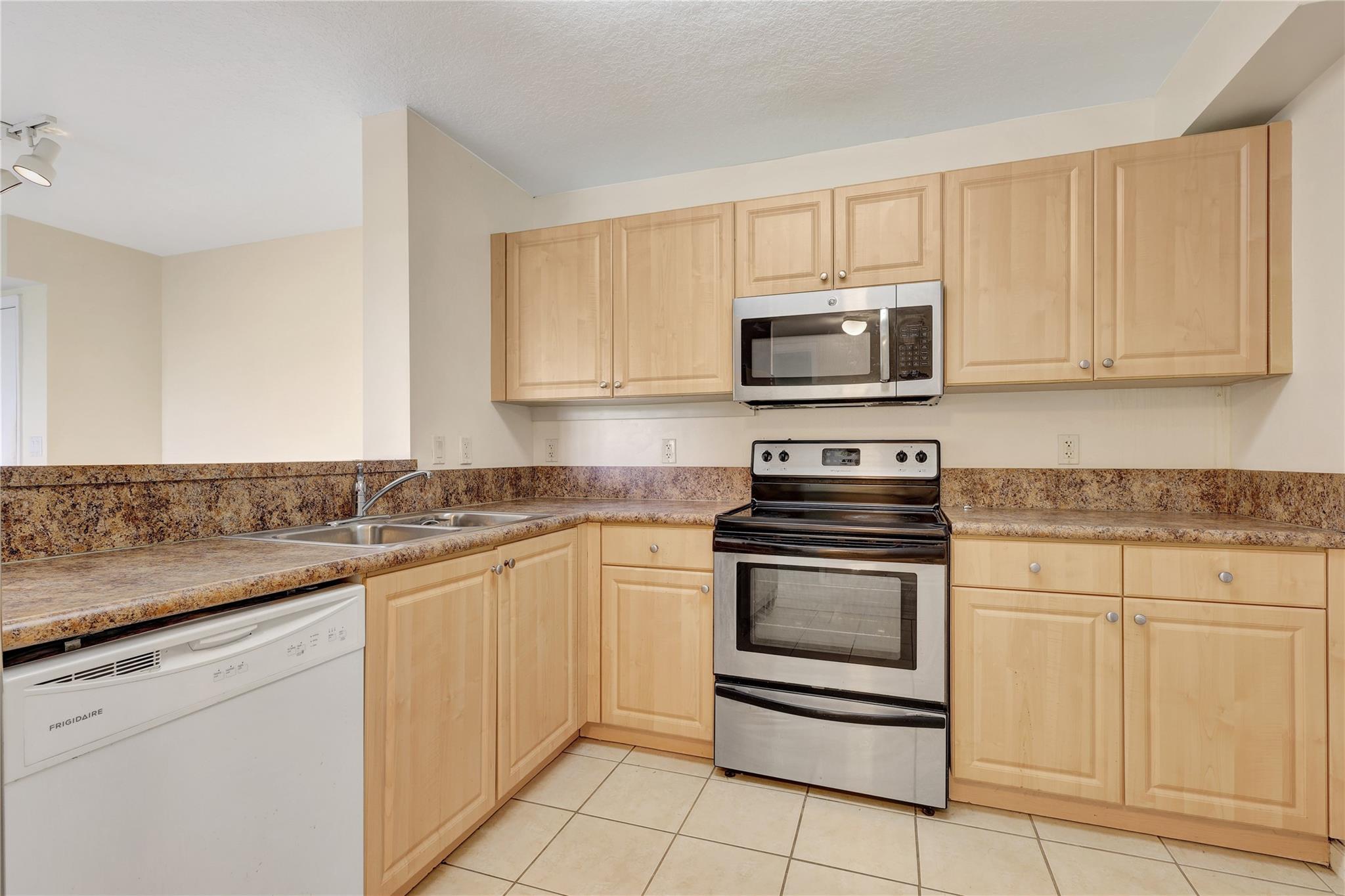 SHERIDAN BEACH CLUB NO 3 - Residential Lease
