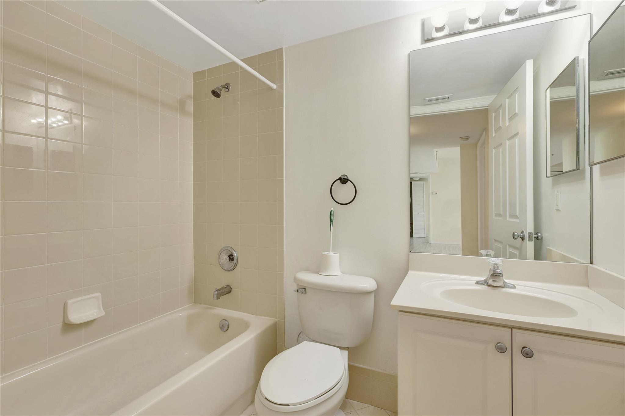 SHERIDAN BEACH CLUB NO 3 - Residential Lease