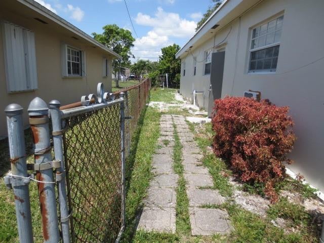 Photo of 631 SW 28th Way, Fort Lauderdale, FL 33312 (MLS # F10438841)