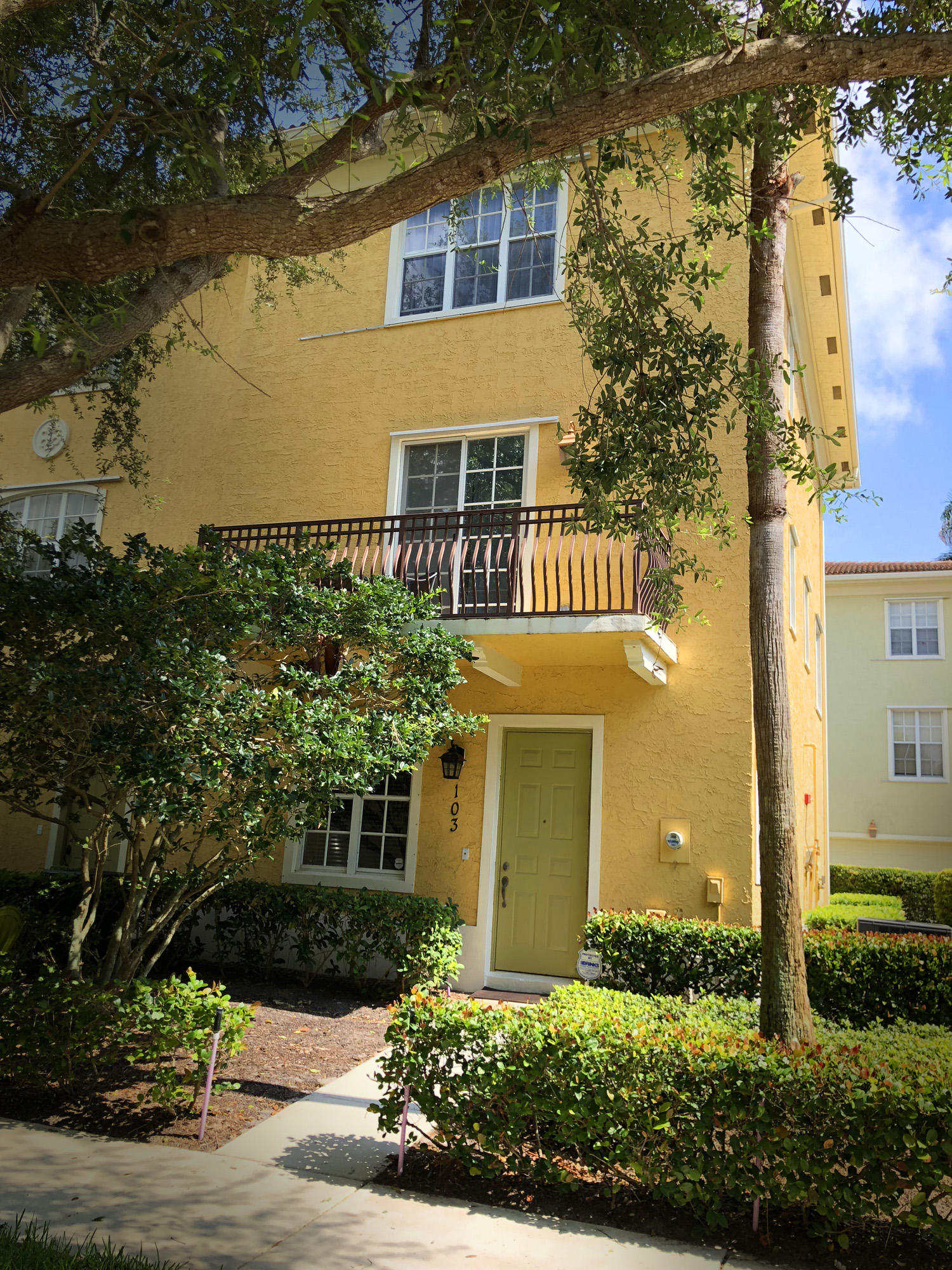 COME SEE THIS WELL APPOINTED UNIT WITH WOOD FLOORS, GRANITE COUNTERS, 42'' CABINETS AND STAINLESS STEEL APPLIANCES, HI-SPEED INTERNET WITH X1 CABLE BOX $$$ INCLUDED. ONLY A 5 MINUTE WALK FROM ROGER DEAN STADIUM AND THE PRACTICE FIELDS AND THE RESTAURANTS. CLOSE TO I-95. JUST MINUTES FROM THE OCEAN.