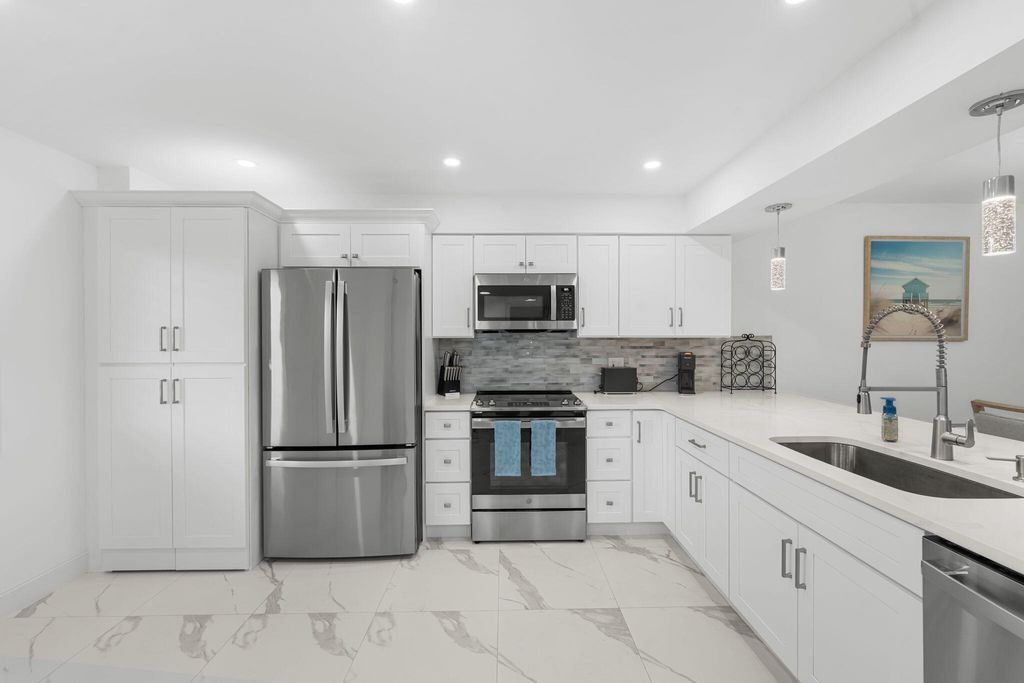 Photo of 6936 Huntington Lane #302, Delray Beach, FL 33446 (MLS # B26023628)
