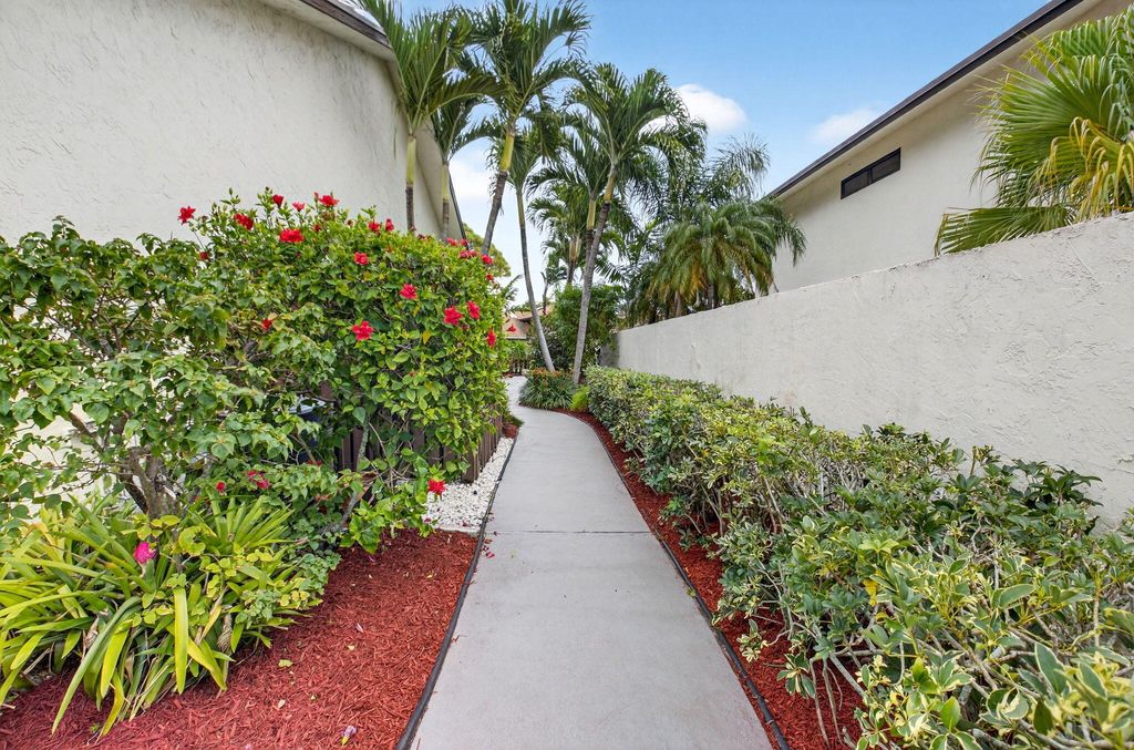 Photo of 327 SW 29th Avenue, Delray Beach, FL 33445 (MLS # R11156990)