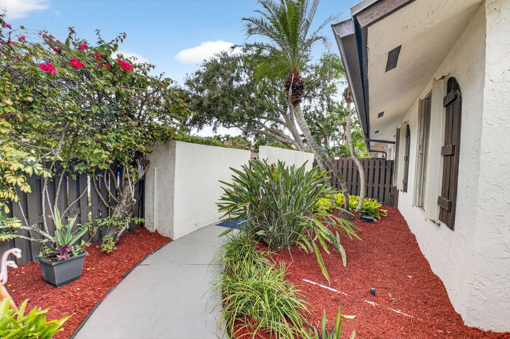 Photo of 327 SW 29th Avenue, Delray Beach, FL 33445 (MLS # R11156990)