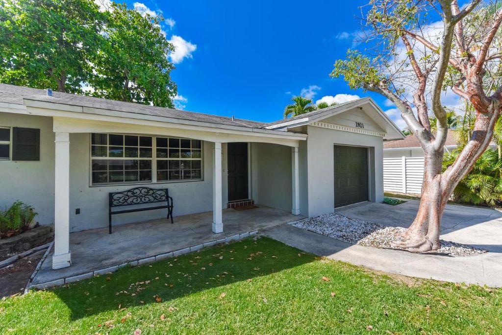 Photo of 2921 Blue Jay Turn, Delray Beach, FL 33444 (MLS # R10986738)