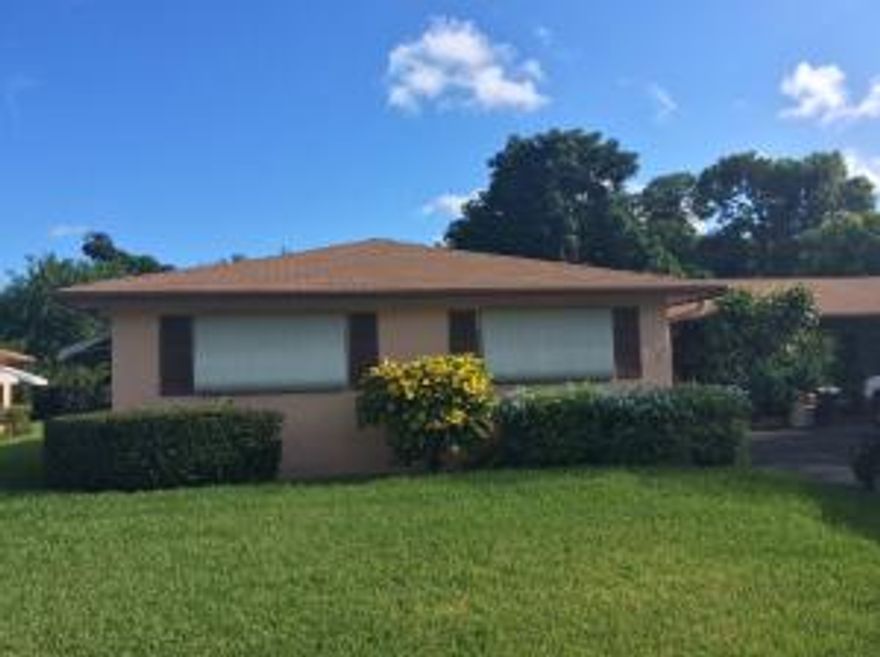 LOVELY VILLA IN COUNTRY MANOR, DELRAYS BEST KEPT SECRET! SPACIOUS AND INVITING, THIS CORNER UNIT HAS LOTS OF WINDOWS.  This unit needs your special touches, possibly some updating and has plenty of potential! Large closets and good sized kitchen, big enough for an eat-in.