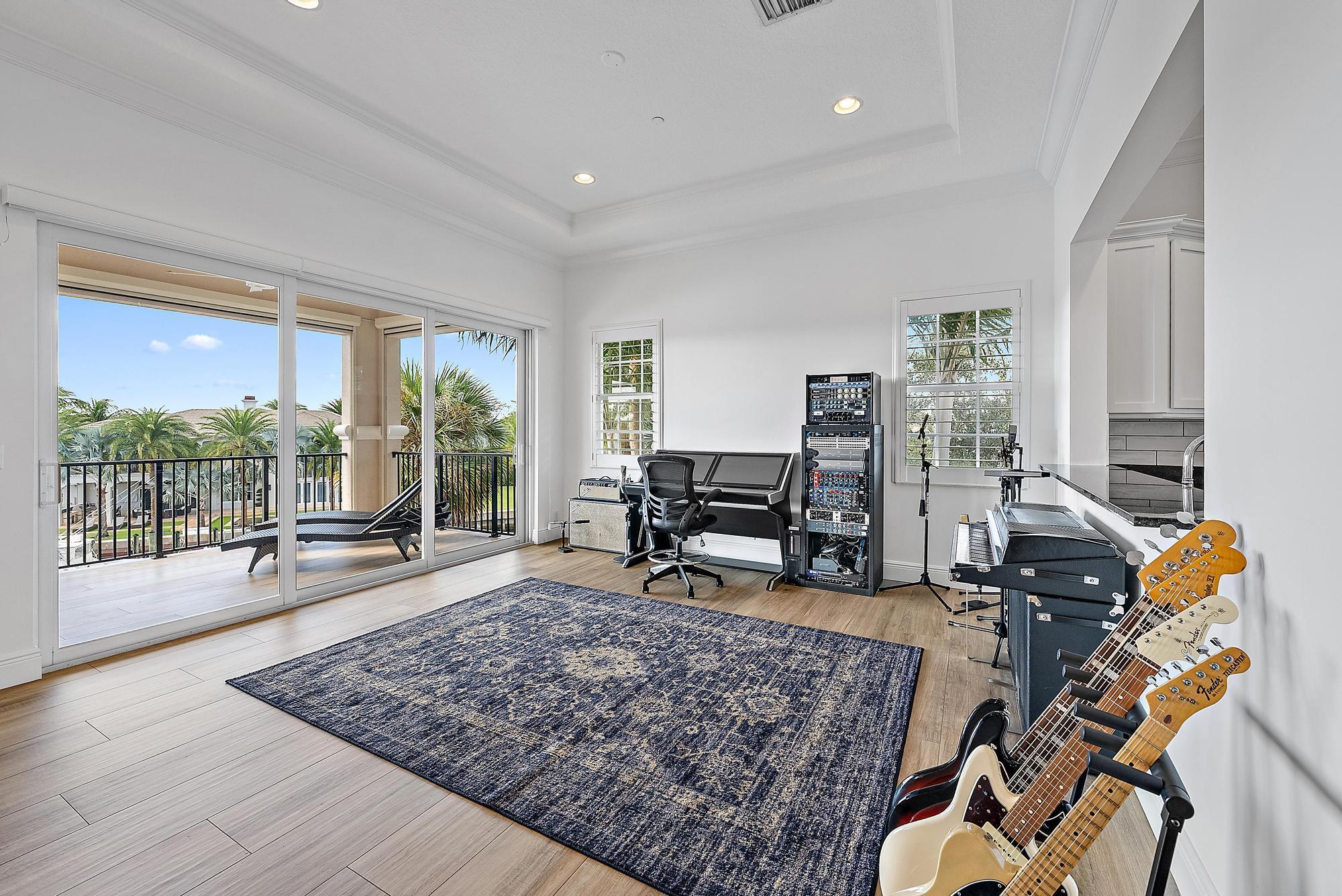 CARRIAGE HOMES AT FRENCHM - Residential