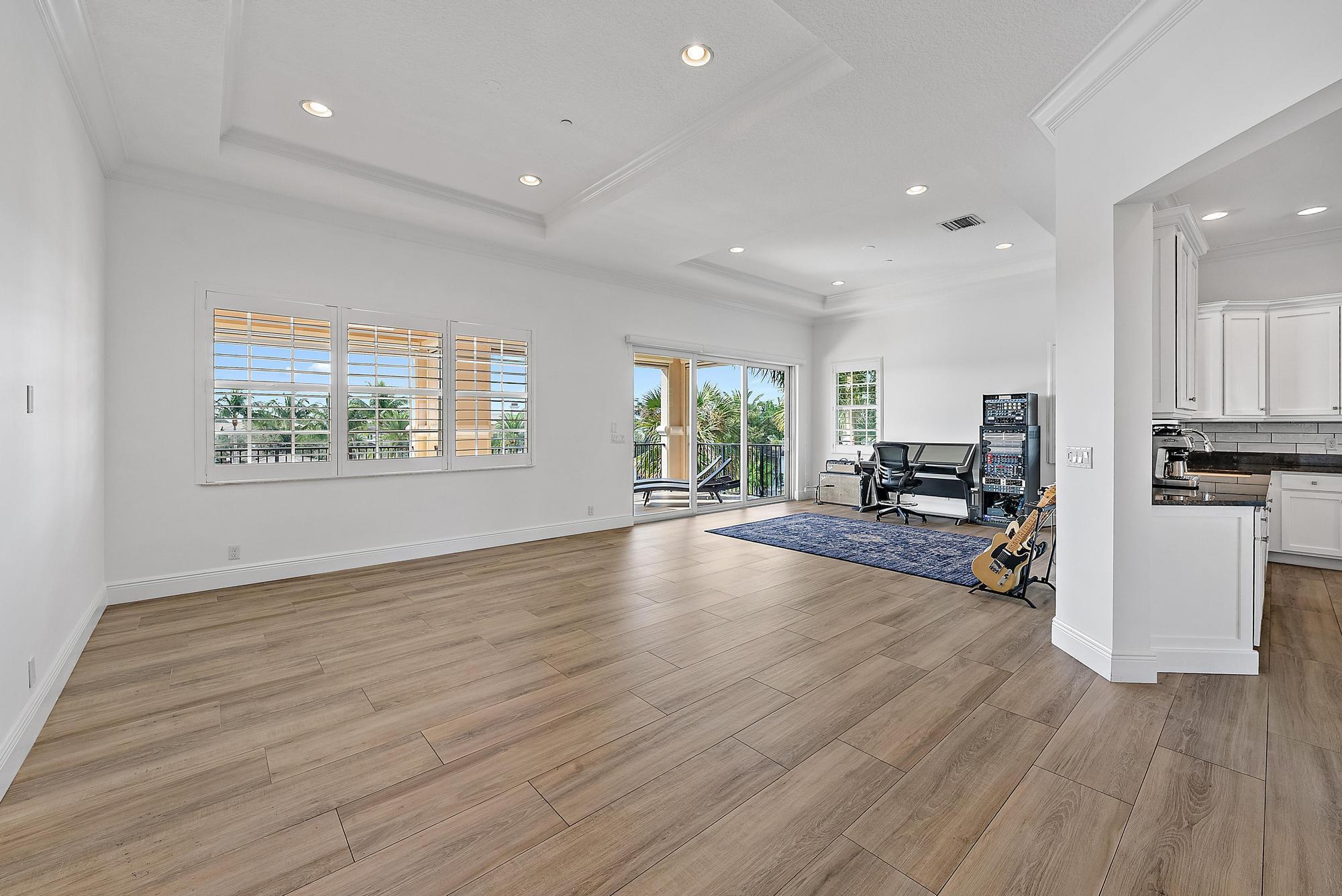 CARRIAGE HOMES AT FRENCHM - Residential