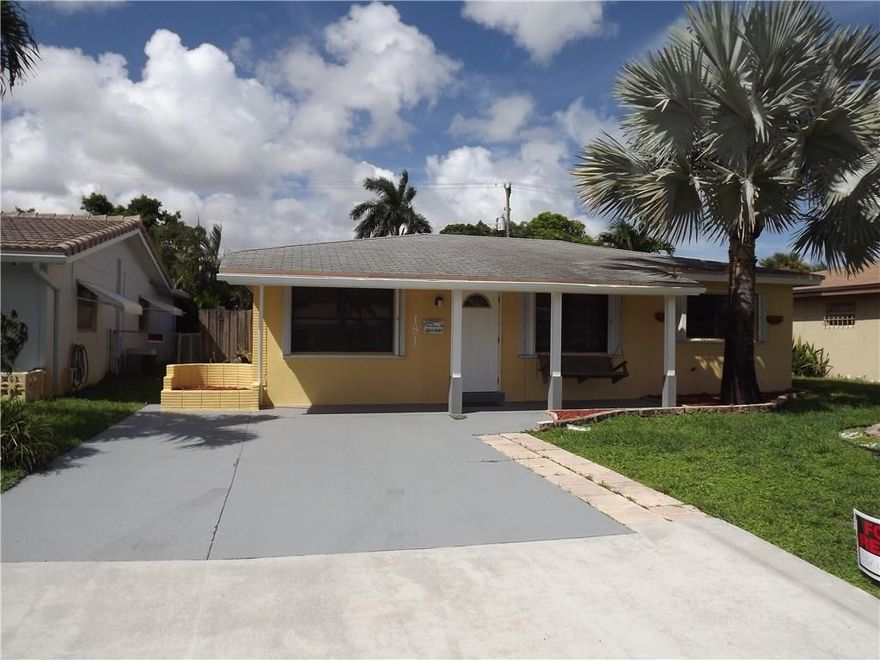 GREAT 3 BEDROOM 1 BATH HOME IN NORTH ANDREWS GARDEN, MINUTES TO I-95 AND 10 MINUTES FROM THE BEACH. OWNER WILL ALLOW A SMALL PET WITH A PET DEPOSIT. NEW TILE FLORRS IN BEDROOMS KITCHEN AND LIVING ROOM. THIS WONT LAST AT THIS PRICE HURRY!!!