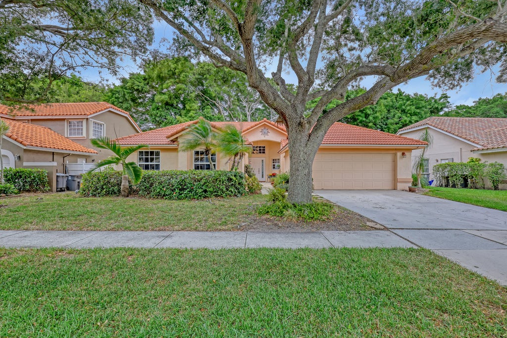 Photo of 6652 Hatteras Drive, Lake Worth, FL 33467 (MLS # R10987245)