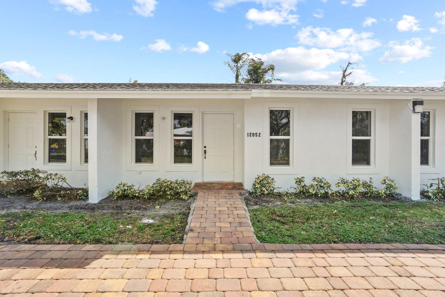 Beautiful and Spacious 1 bedroom 1 bathroom apartment in Juno Beach/North Palm beach area close to great restaurants, shops, and beacheswasher and dryer in unit/private patio