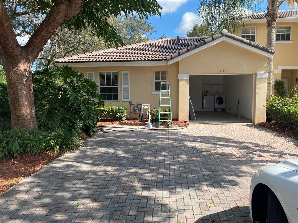 Townhome 3/2 with one car garage, only 1 floor, new paint, new kitchen, very good condition, ready for move in. Gated community. Community pool. Close to school, shops. Ready for move in. Management application and approval need (30 days). Credit must over 600. Proof income. Vacant