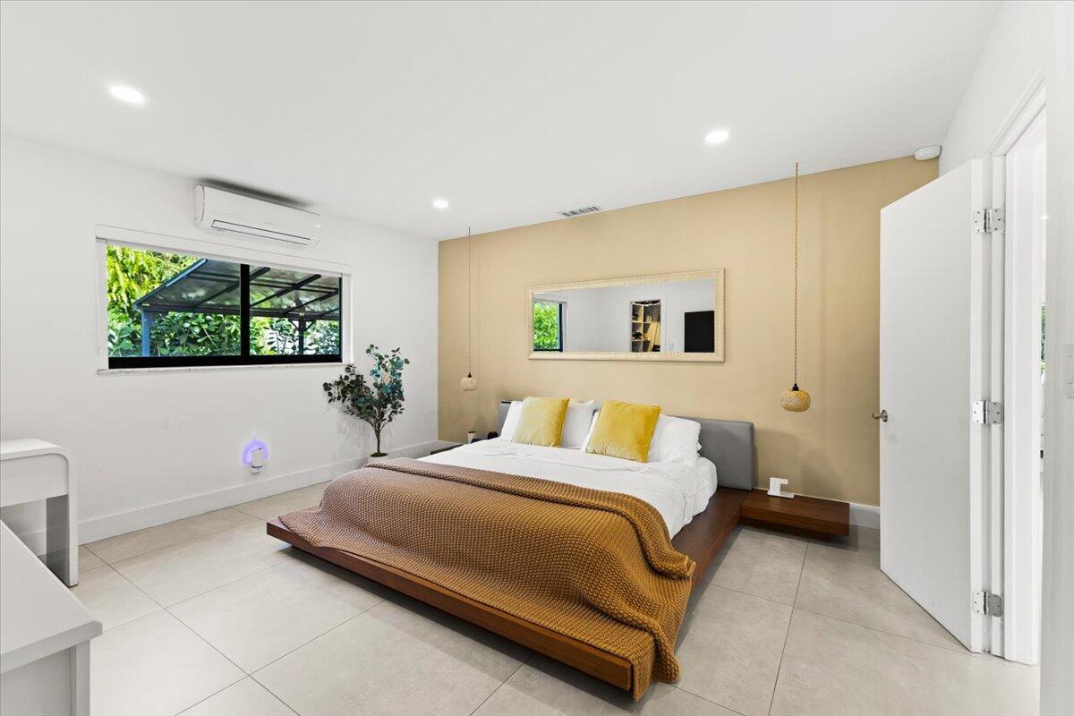 LAKE FLORESTA PARK - Residential