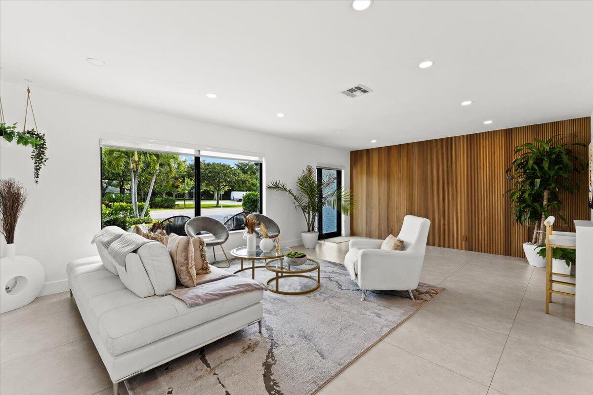 LAKE FLORESTA PARK - Residential