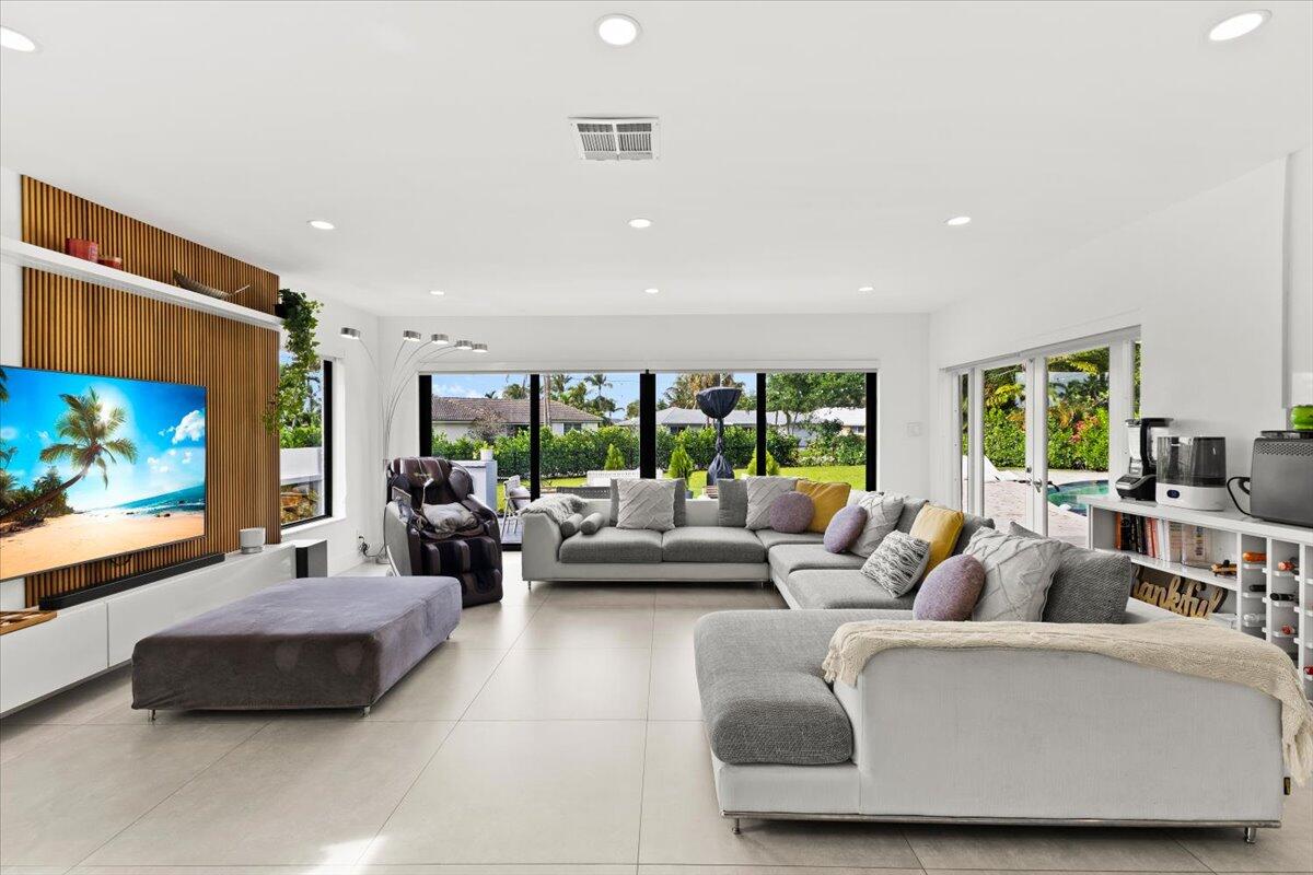 LAKE FLORESTA PARK - Residential