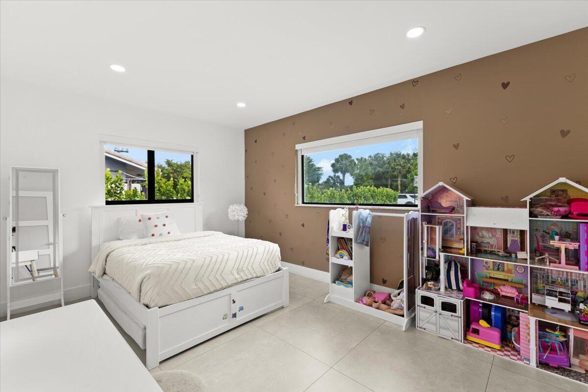 LAKE FLORESTA PARK - Residential